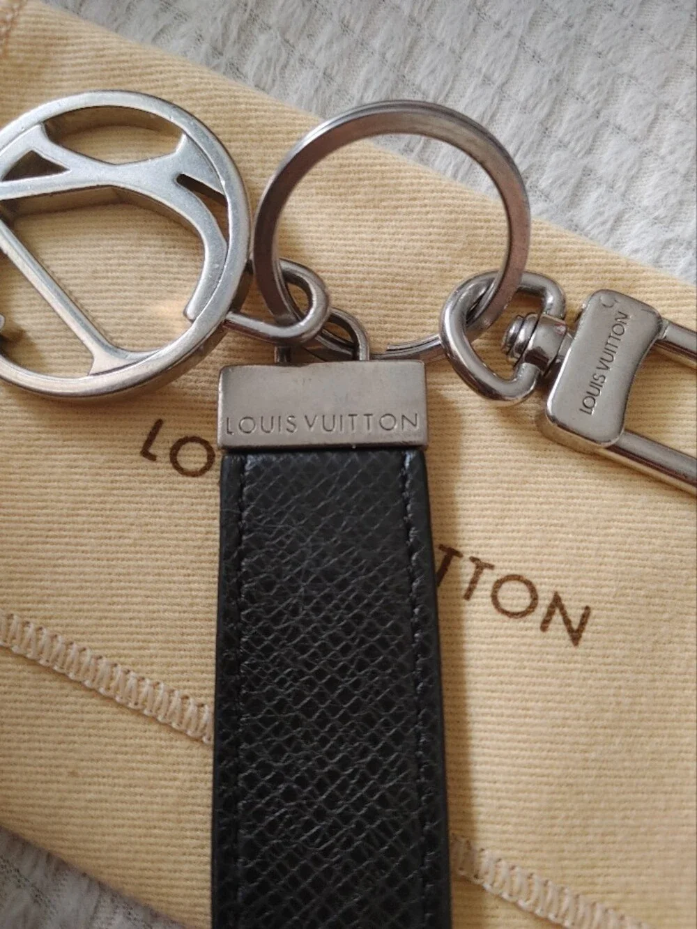 Louis Vuitton 2010 Taiga Leather Neo Club Key Holder - Picture 4 of 15